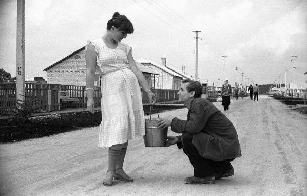 Добровольці, які зводили будинки для переселенців із Чорнобильської зони відчуження. 1986 рік.